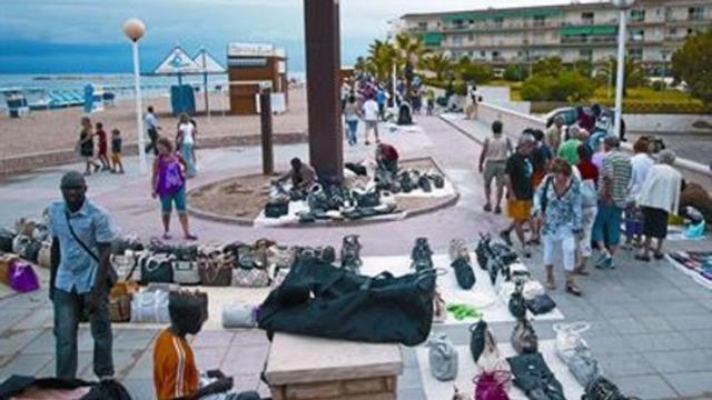 Varios manteros exponen sus mercancías en el límite entre Salou y Vilafortuny (Cambrils), ayer por la tarde.