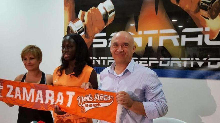 Felicité Mendes, en el centro, durante el acto de presentación de la jugadora del CD Zamarat