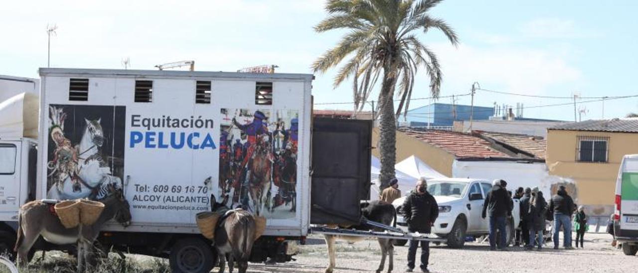 Algunos instantes del rodaje de la película The Interpreter, dirigida por Guy Ritchie, este martes en el barrio del Cementerio Viejo de Elche.