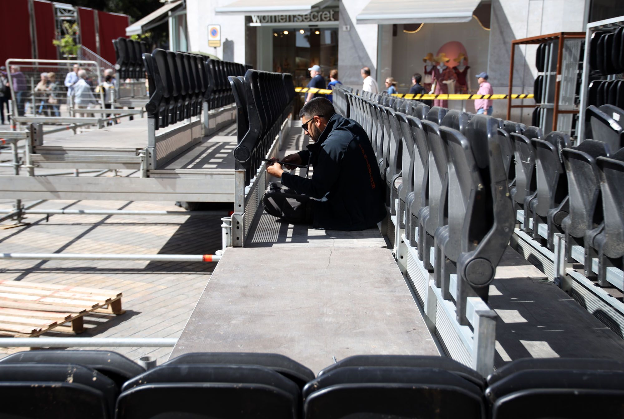 Semana Santa 2023 | Preparativos y montaje de la tribuna en el Centro de Málaga