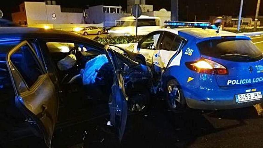 El turismo en el que huían los tres sospechosos que fue interceptado por una patrulla policial, ayer.