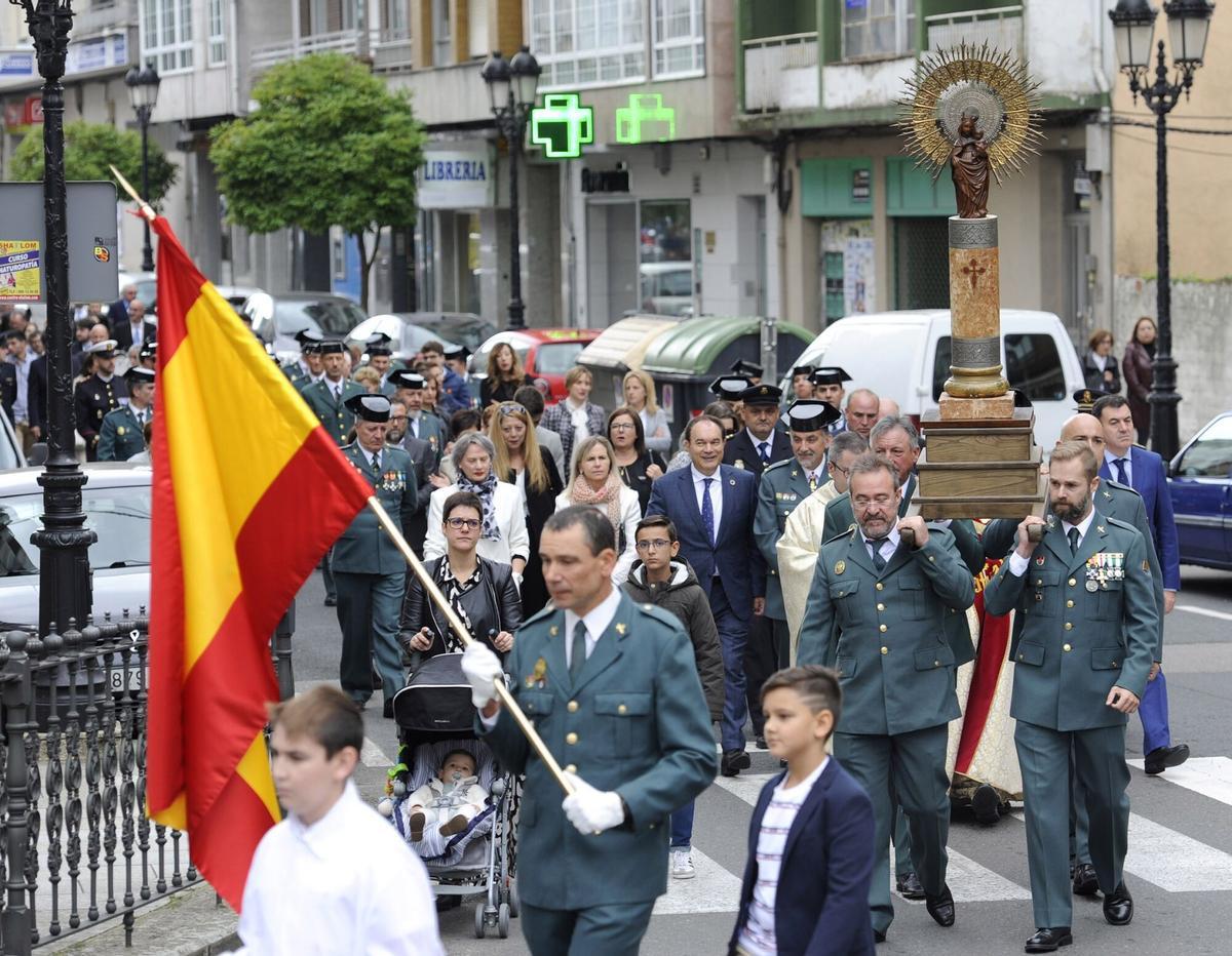 Procesión en un día de la patrona del instituto armado en Lalín.