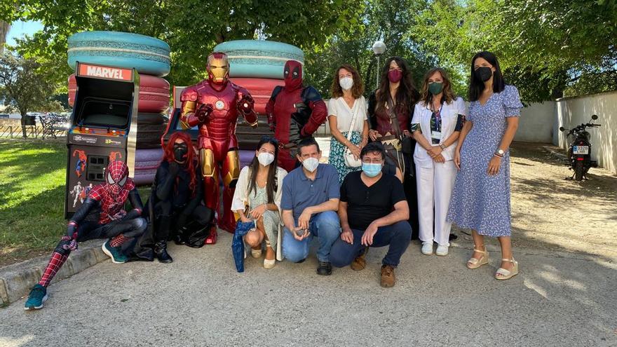 Los superhéroes, con profesionales del hospital Reina Sofía.