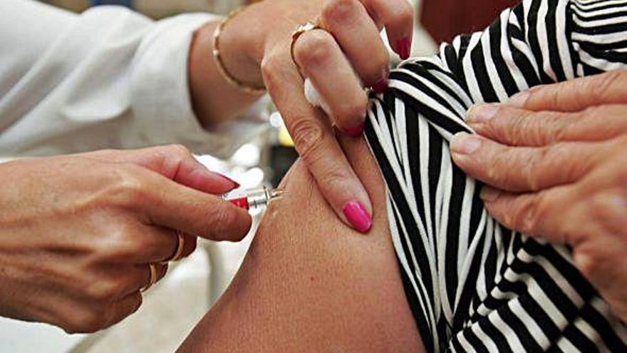 Una mujer se vacuna en un centro médico.