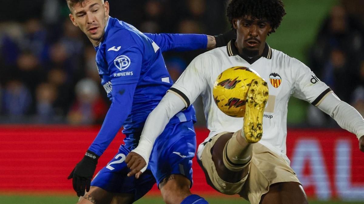 Thierry pugna con Latasa por un balón durante el Getafe - Valencia