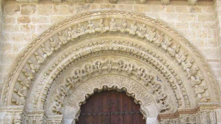 En la imagen, portada norte de la Colegiata decorada con músicos e instrumentos antiguos. Foto