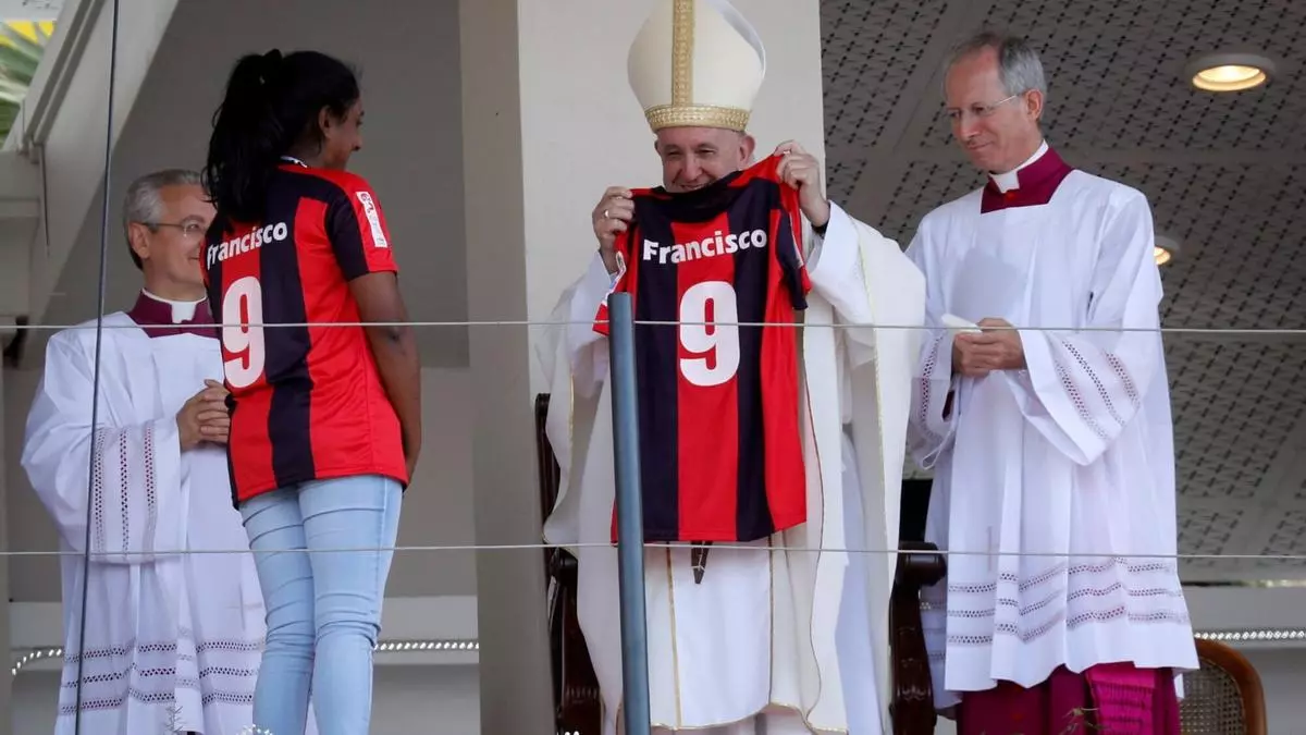 Adiós al socio 88.235 de San Lorenzo: el Papa Francisco, hincha y defensor del fútbol como herramienta social