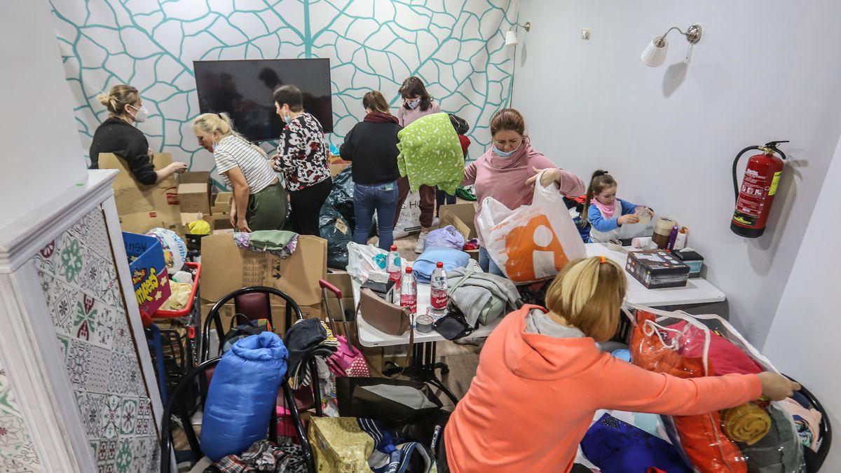 En busca de vendas, gallletas y móviles para Ucrania