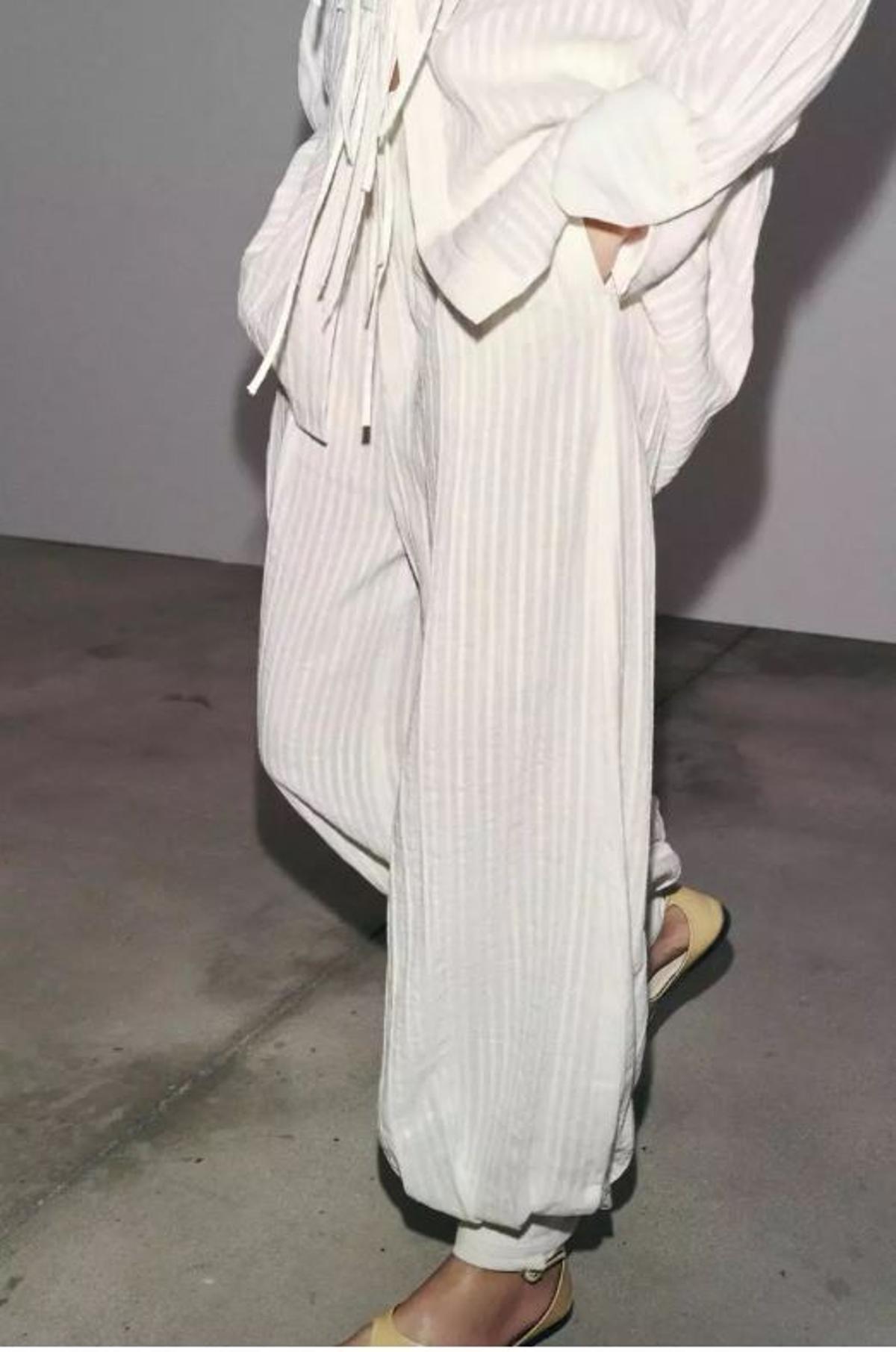 ZARA Pantalón fluido de estampado rayas