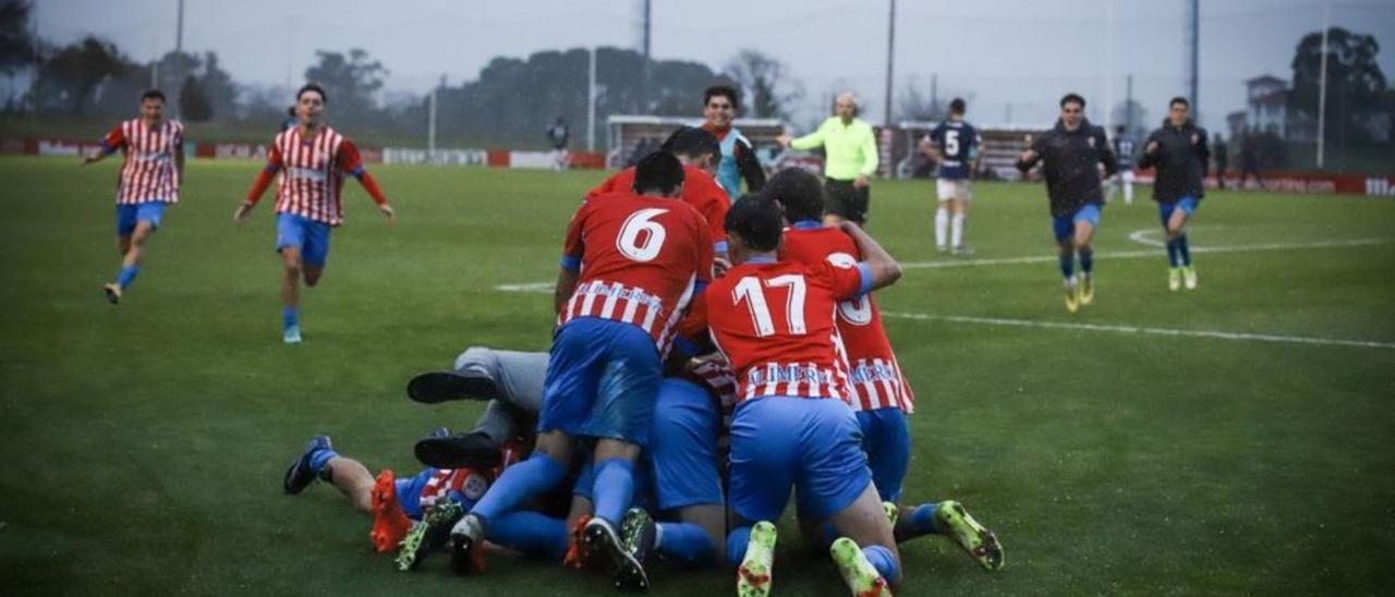 Los jugadores del Sporting celebran el tanto de la victoria. | RSG