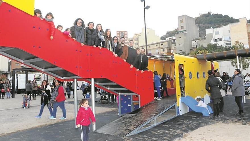 Los niños de l’Alcora ya disfrutan de un avión gigante con múltiples juegos