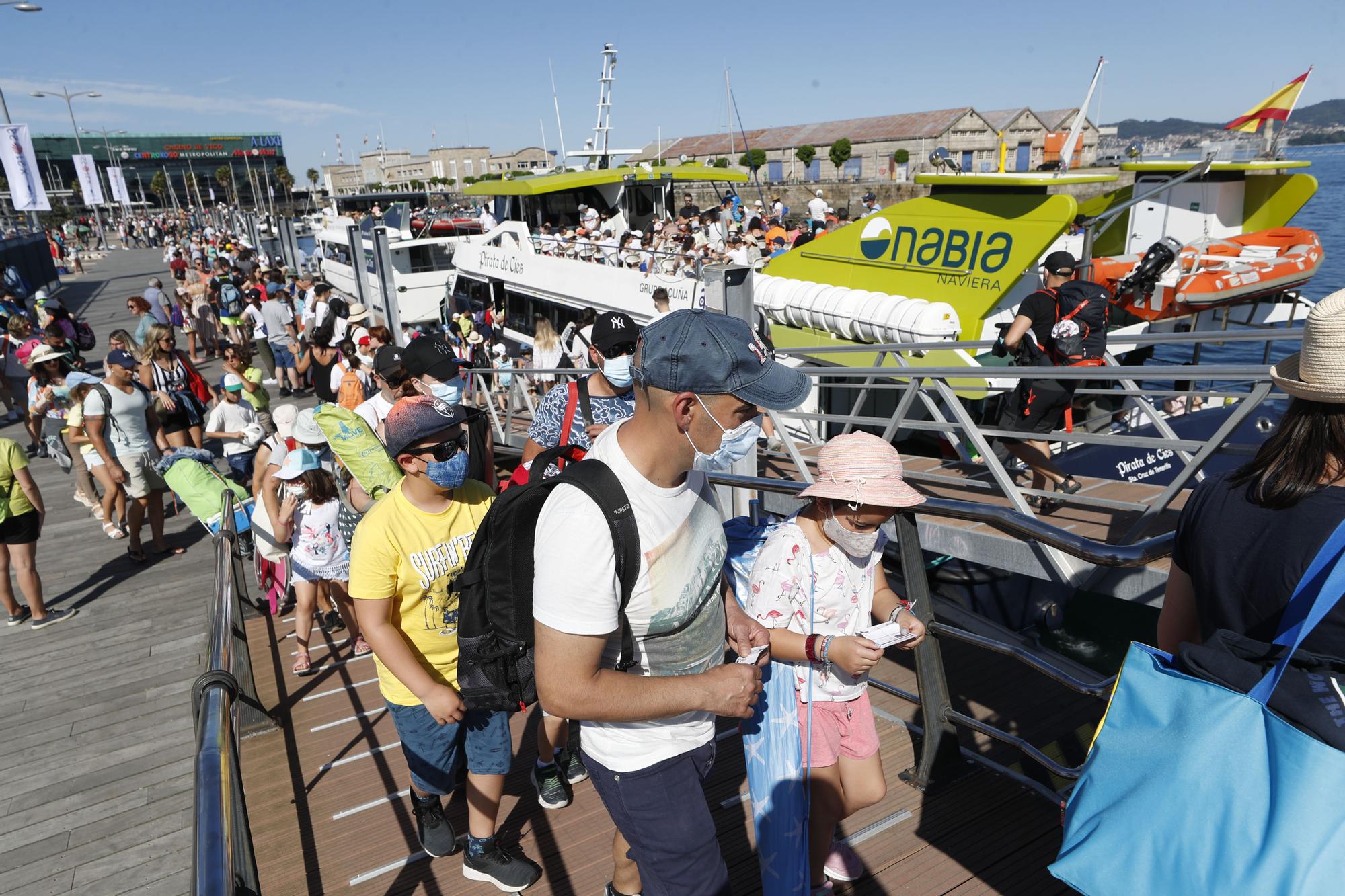 Plaga de sombrillas en Samil, con los termómetros superando los 35 grados