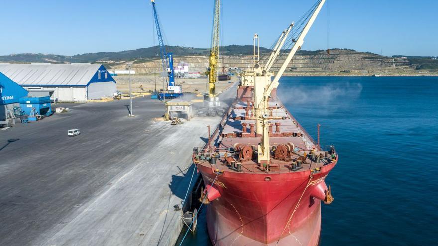 Descarga de grano de un buque en el muelle del puerto exterior de punta Langosteira. |   // LA OPINIÓN