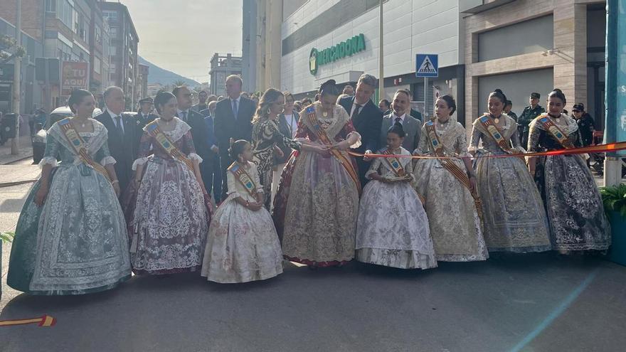 La reina de las fiestas patronales, junto a las autoridades, en la inauguración del evento.