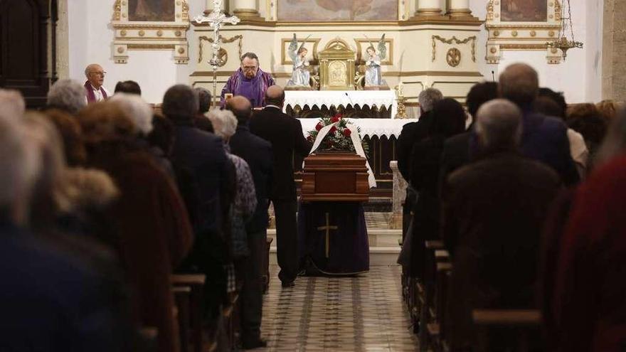 Familiares y amigos despiden a Robledo, constructor y futbolista del Avilés