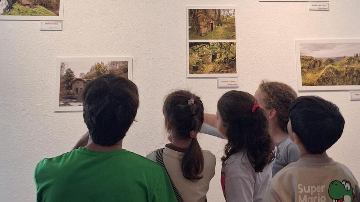 Exposición de niños y niñas de Coirós en el Museo das Mariñas