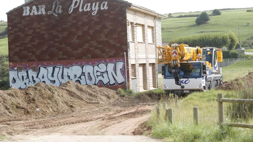 El bar La Playa, que será derribado en los próximos meses, en el arenal bañuguero. | Ricardo Solís