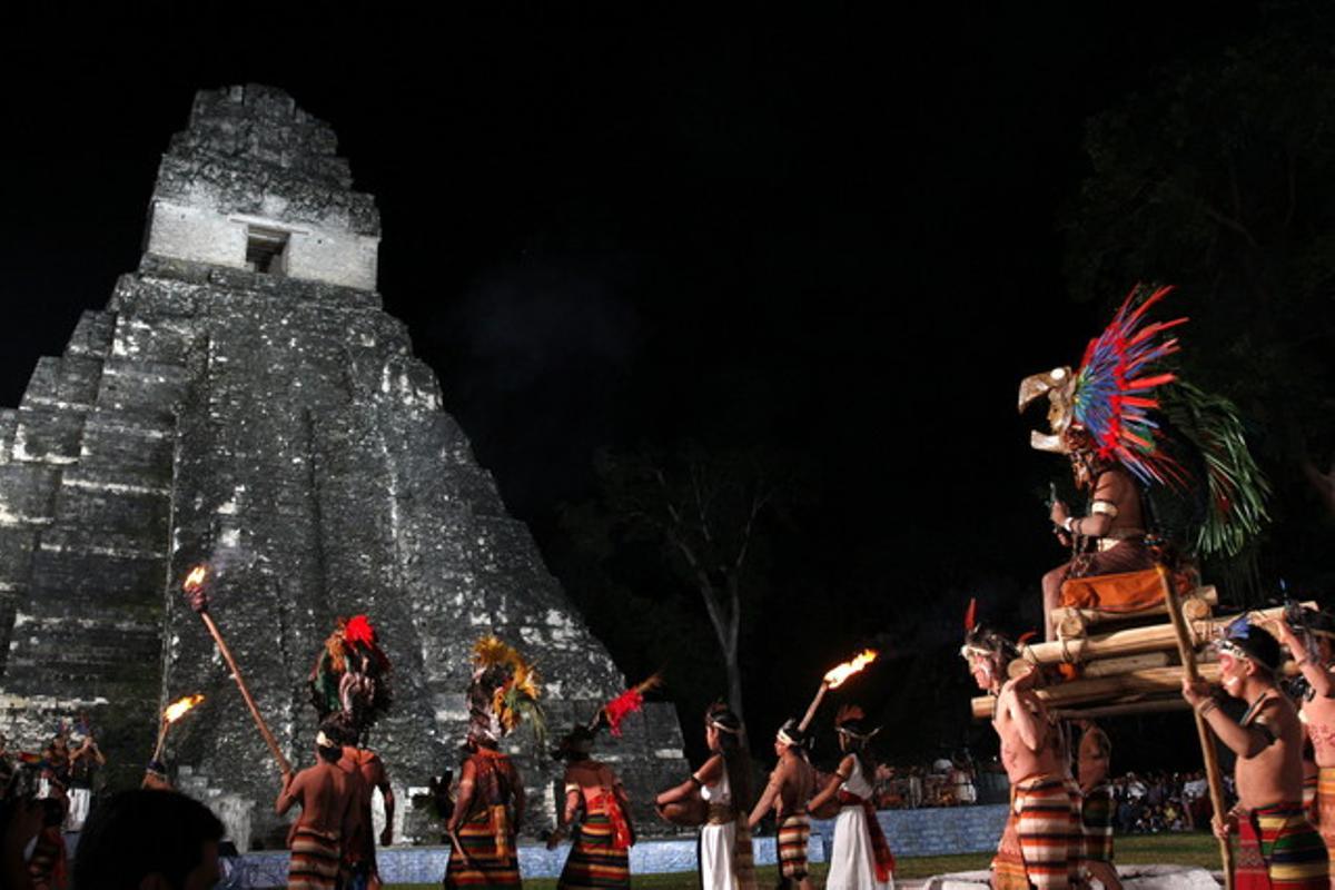 Cerimònia maia per acomiadar l’últim sol d’aquesta era i rebre el B’aktun13, davant el Temple Gran Jaguar, a Guatemala.