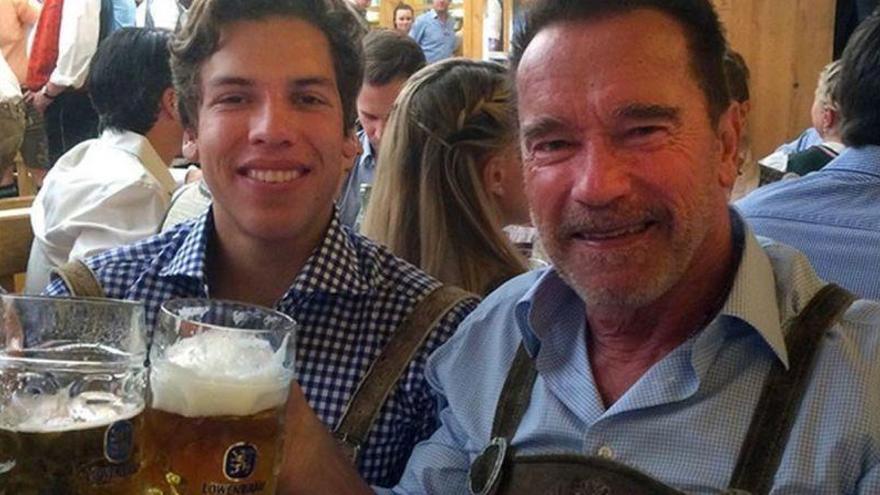 Schwarzenegger, con su hijo en la fiesta de la cerveza de Múnich