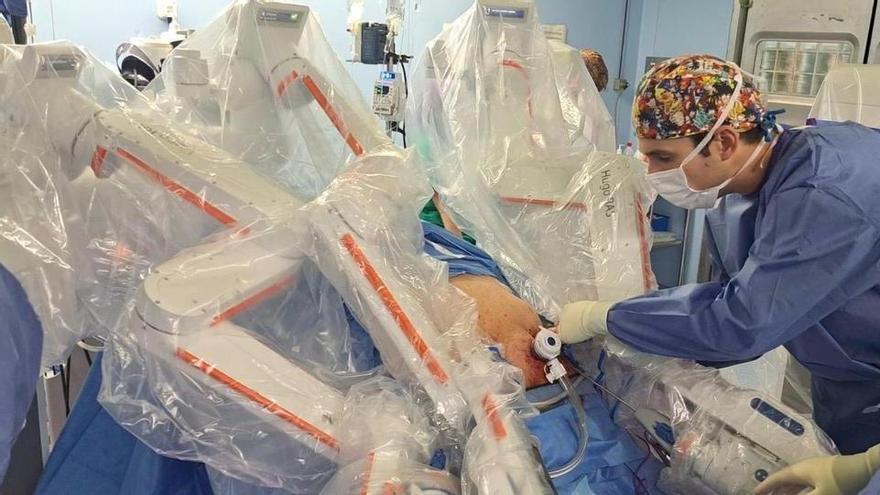 El robot Hugo supera les 500 cirurgies en l’Hospital de la Ribera
