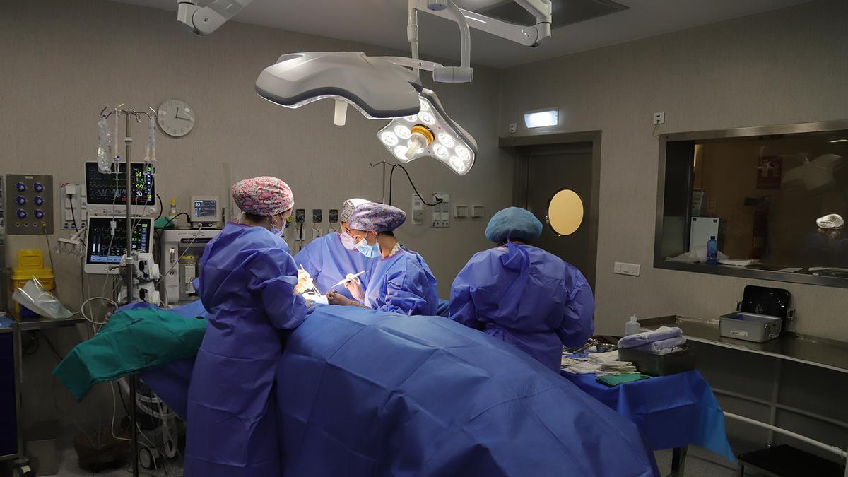 Imagen de archivo de un quirófano, intervención de cáncer de mama en el Hospital Provincial