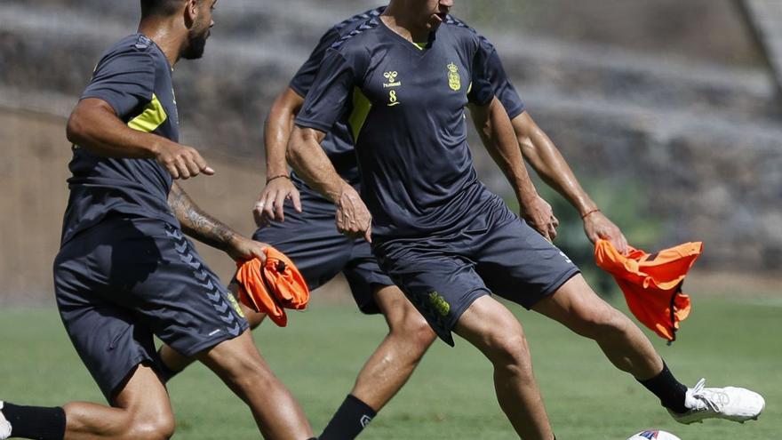 Maxi Perrone, con el balón, presionado por Álex Suárez en el entrenamiento de ayer en Barranco Seco. | | LP/DLP