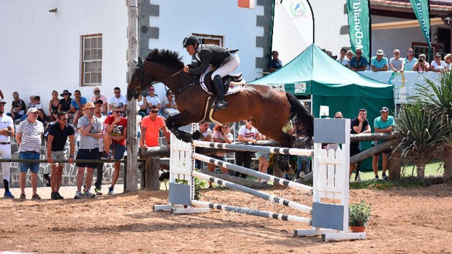 Un participante supera un obstáculo con su caballo durante el Concurso Nacional de Saltos que se celebró desde el viernes hasta ayer en Arucas.