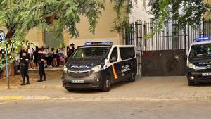 Despliegue policial en la puerta de los calabozos de los juzgados de Alicante antes de ser liberados los menores.