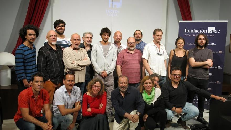 Foto de familia de los autores, reunidos ayer en el Teatro Cervantes.