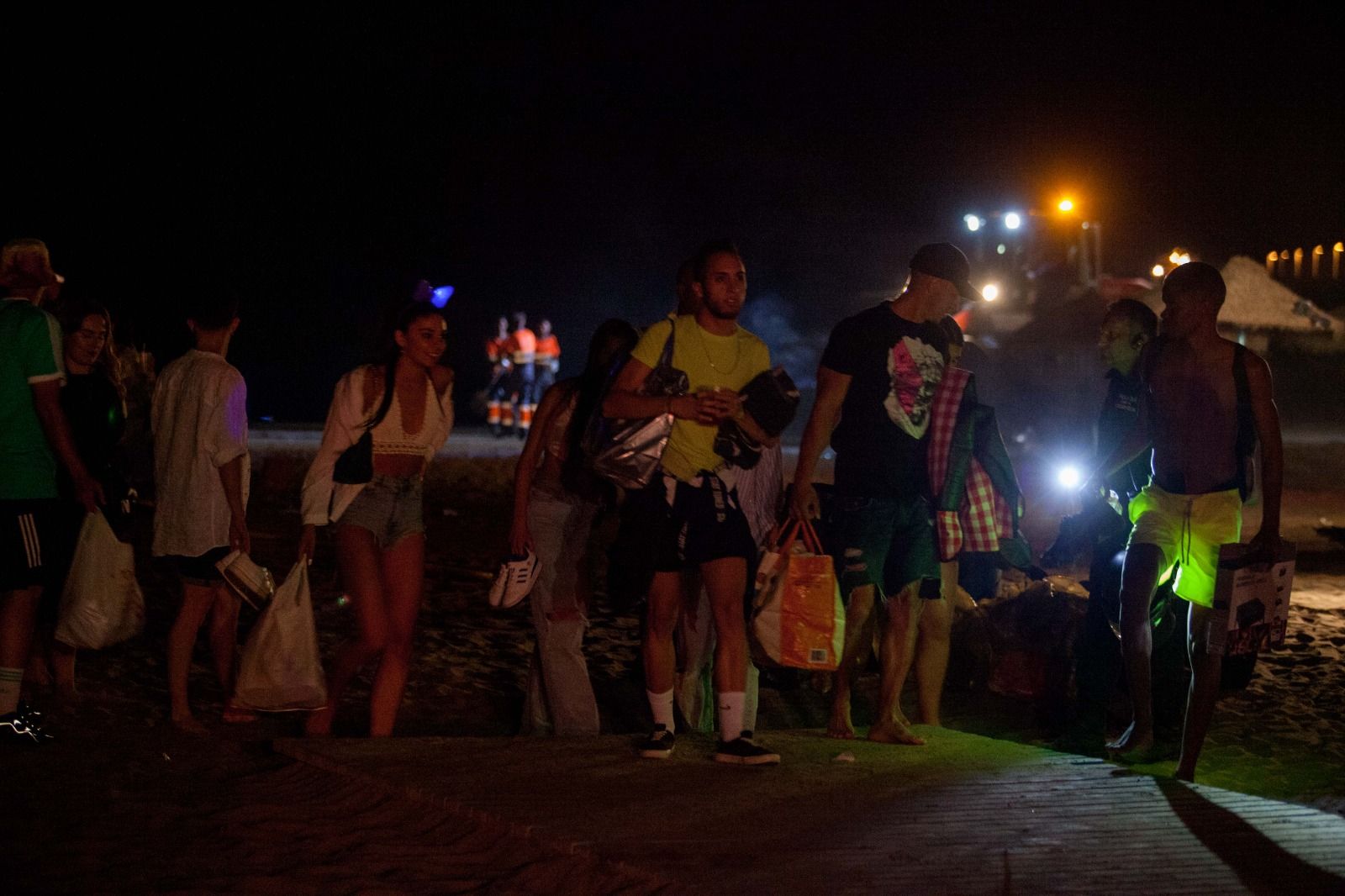 Desalojo y limpieza de las playas tras la noche de San Juan