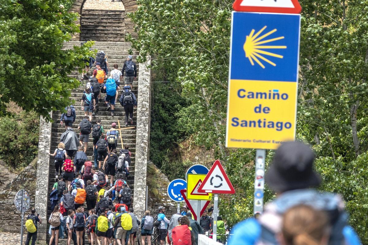Un grupo de pelegrinos realiza el Camino de Santiago.