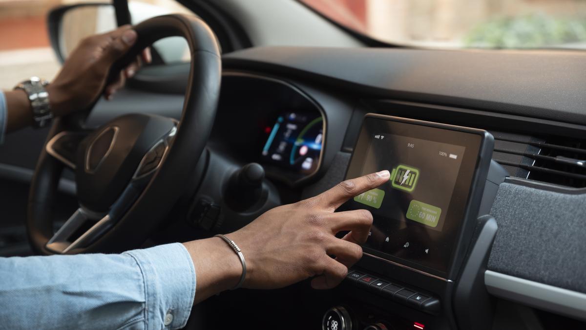 La seria advertencia de la DGT a los que tocan la pantalla del coche  mientras conducen