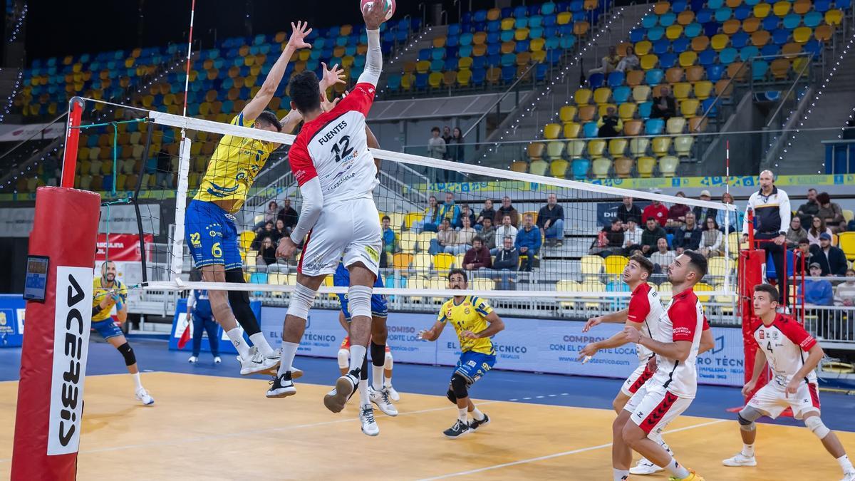 VOLEIBOL GRAN CANARIA | El Guaguas, con su equipo de gala, suma su décima victoria ante un batallador Bus Leader San Roque VOLEIBOL GRAN CANARIA | El Guaguas, con su equipo de gala, suma su décima victoria ante un batallador Bus Leader San Roque