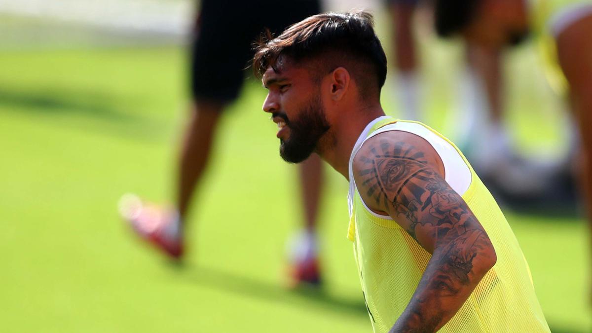 Omar Alderete, durante un entrenamiento con el Valencia