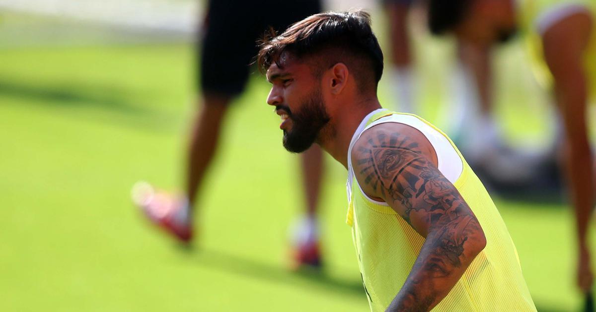 Omar Alderete, durante un entrenamiento con el Valencia