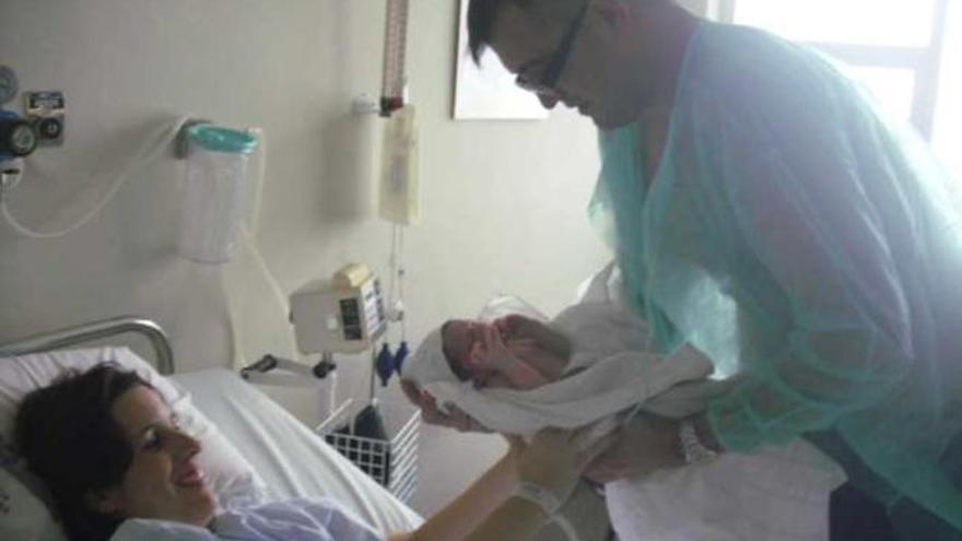 Unos padres, con su niña recién nacida, en el Hospital General de Alicante.