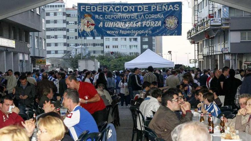 Aficionados deportivistas reunidos en las carpas instaladas en Almirante Cadarso con motivo del Día de las Peñas de 2013.