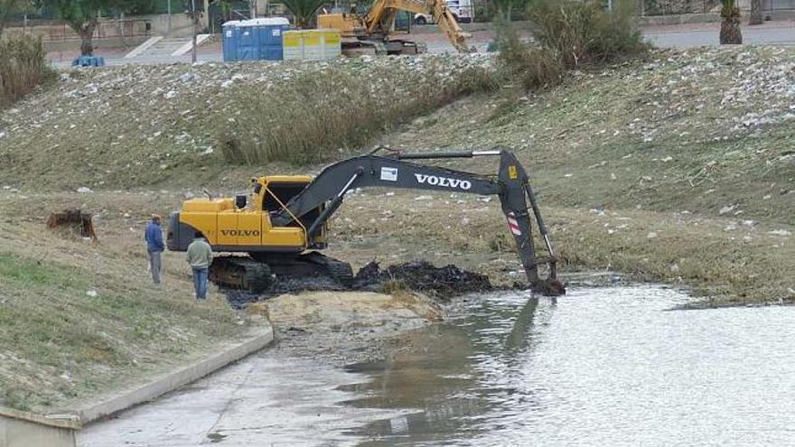 Los trabajos de dragado del Segura comenzaron ayer en el río a su paso por Rojales