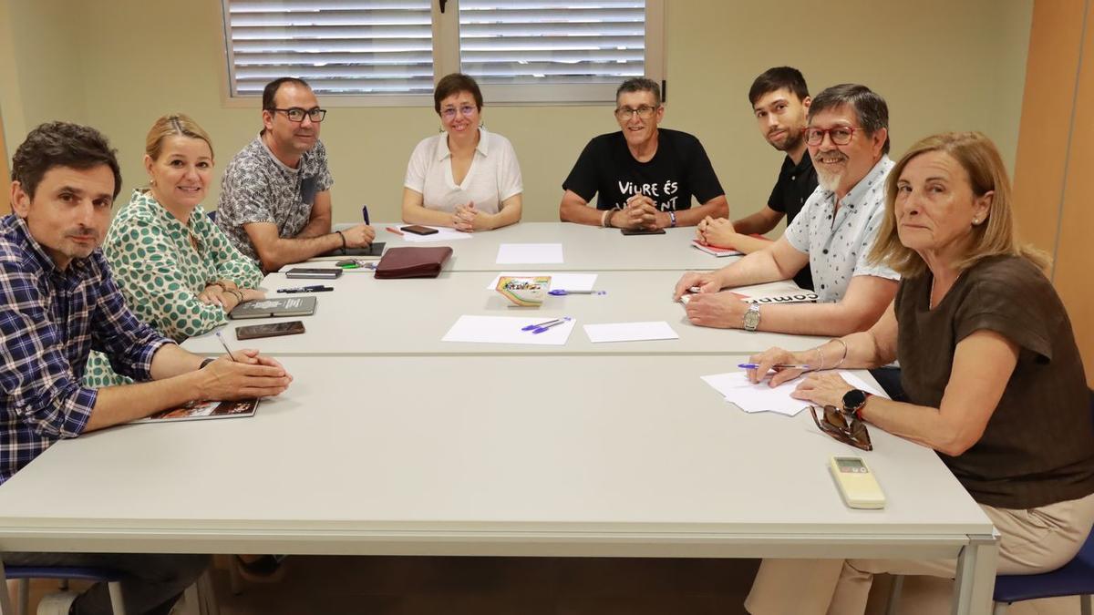 Los ochos representantes de las delegaciones del PSPV-PSOE y de Compromís, ya sentados en la mesa de negociación del vivero de empresas de Vila-real.