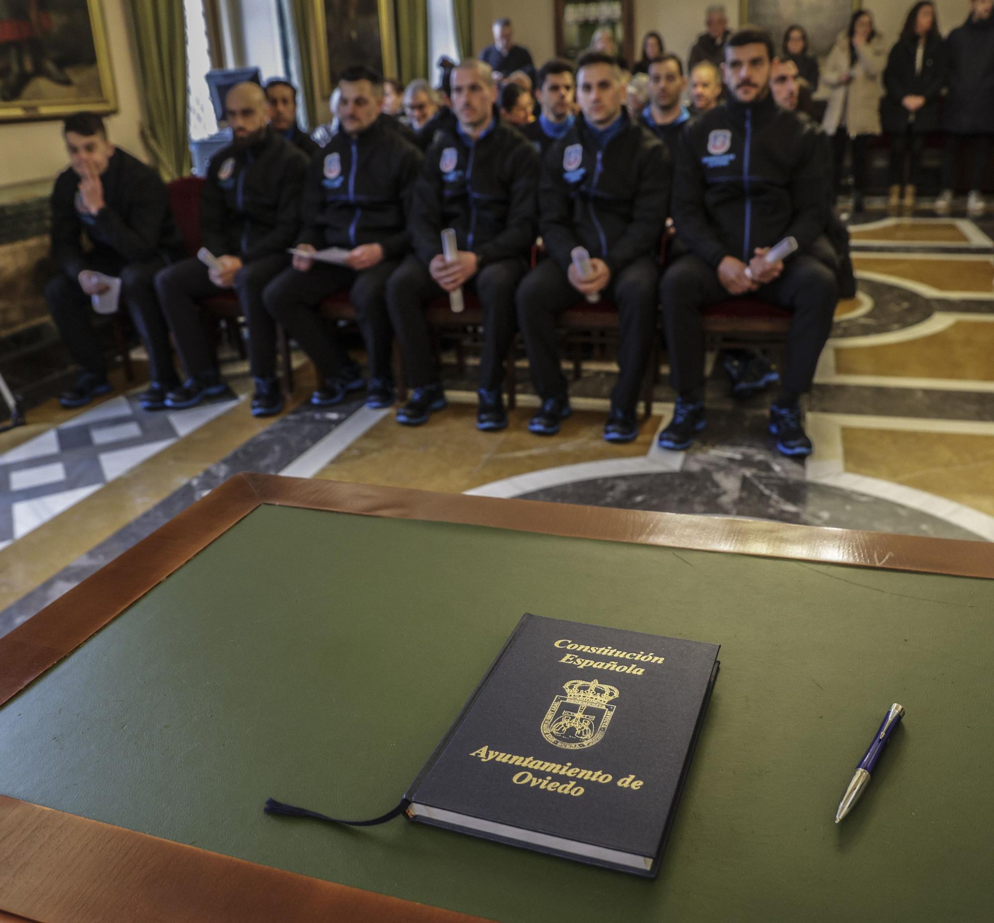 Los nuevos bomberos, antes de prometer el cargo.