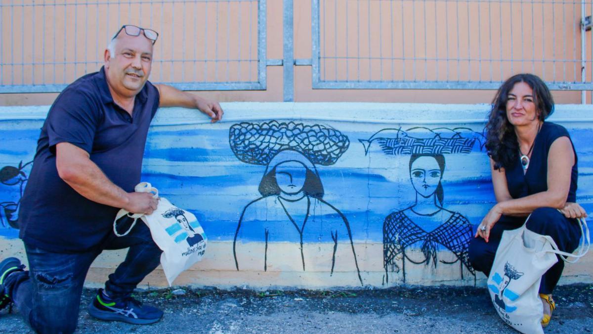 Gerardo Rodríguez, “Chere”, y Susana Ferradás, ayer junto al mural. |   // IÑAKI ABELLA