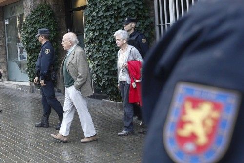 El expresidente de la Generalitat, Jordi Pujol (i), acompañado de su esposa, Marta Ferrusola (d), salen de su domicilio donde agentes de la Unidad de Delincuencia Económica y Fiscal (UDEF) de la Policía Nacional han entrado para registrarlo