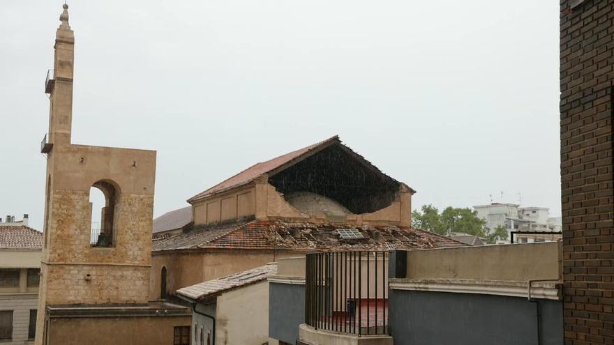 Techos y árboles caídos: así son los graves daños que deja el reventón húmedo en Alzira