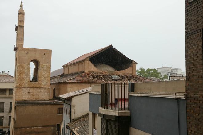 Techos y árboles caídos: así son los graves daños que deja el reventón húmedo en Alzira