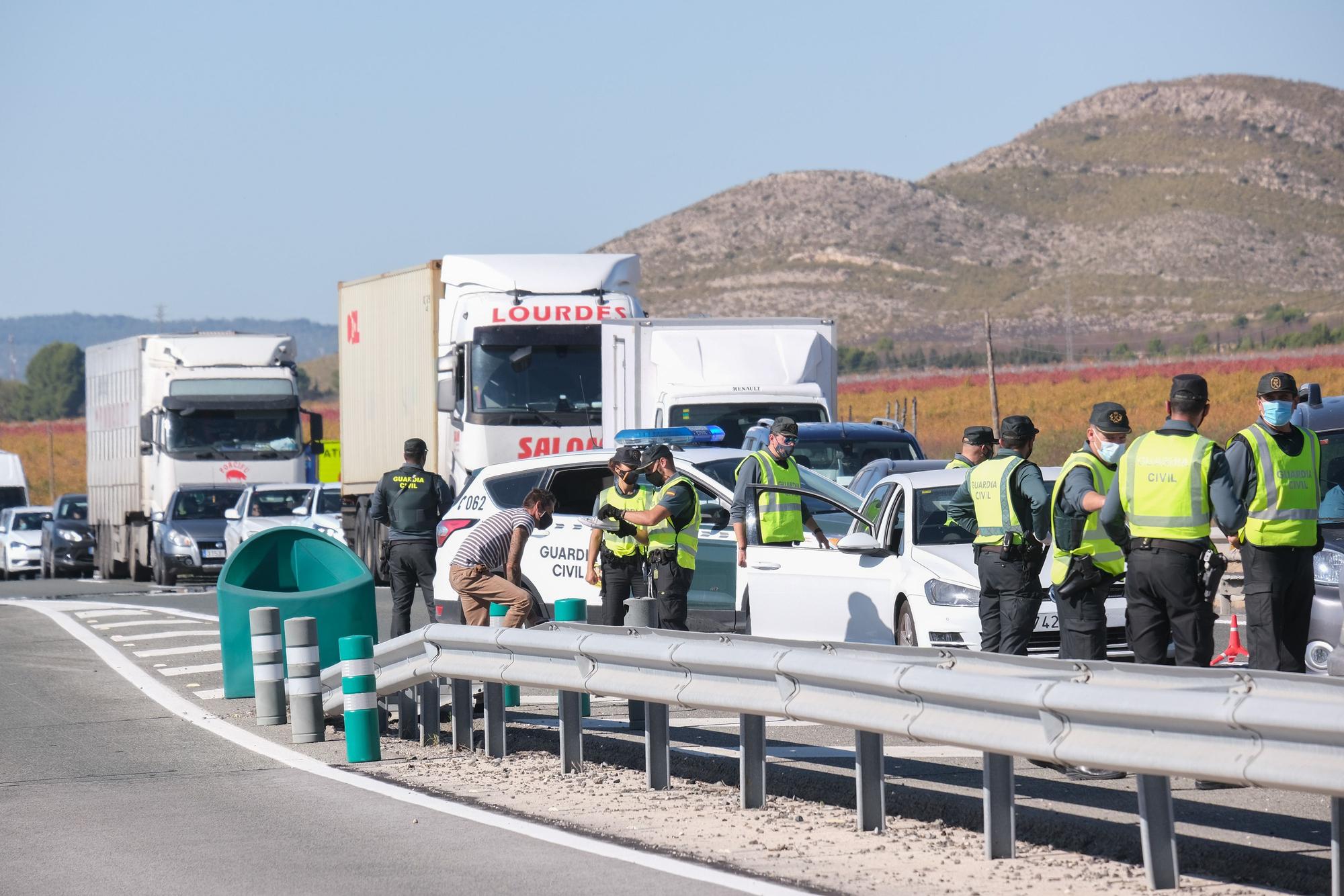 Controles en la autovía tras el cierre perimetral de la Comunidad Valenciana