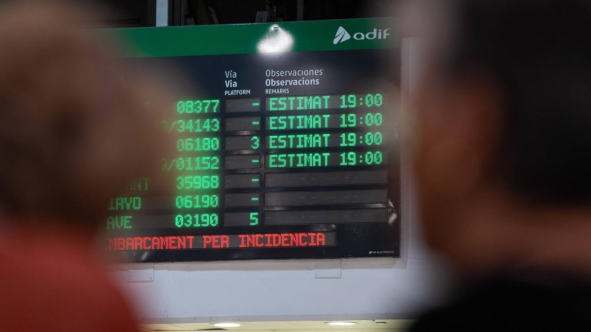 La estación de Sants intenta volver a la normalidad el día siguiente del apagón general en España