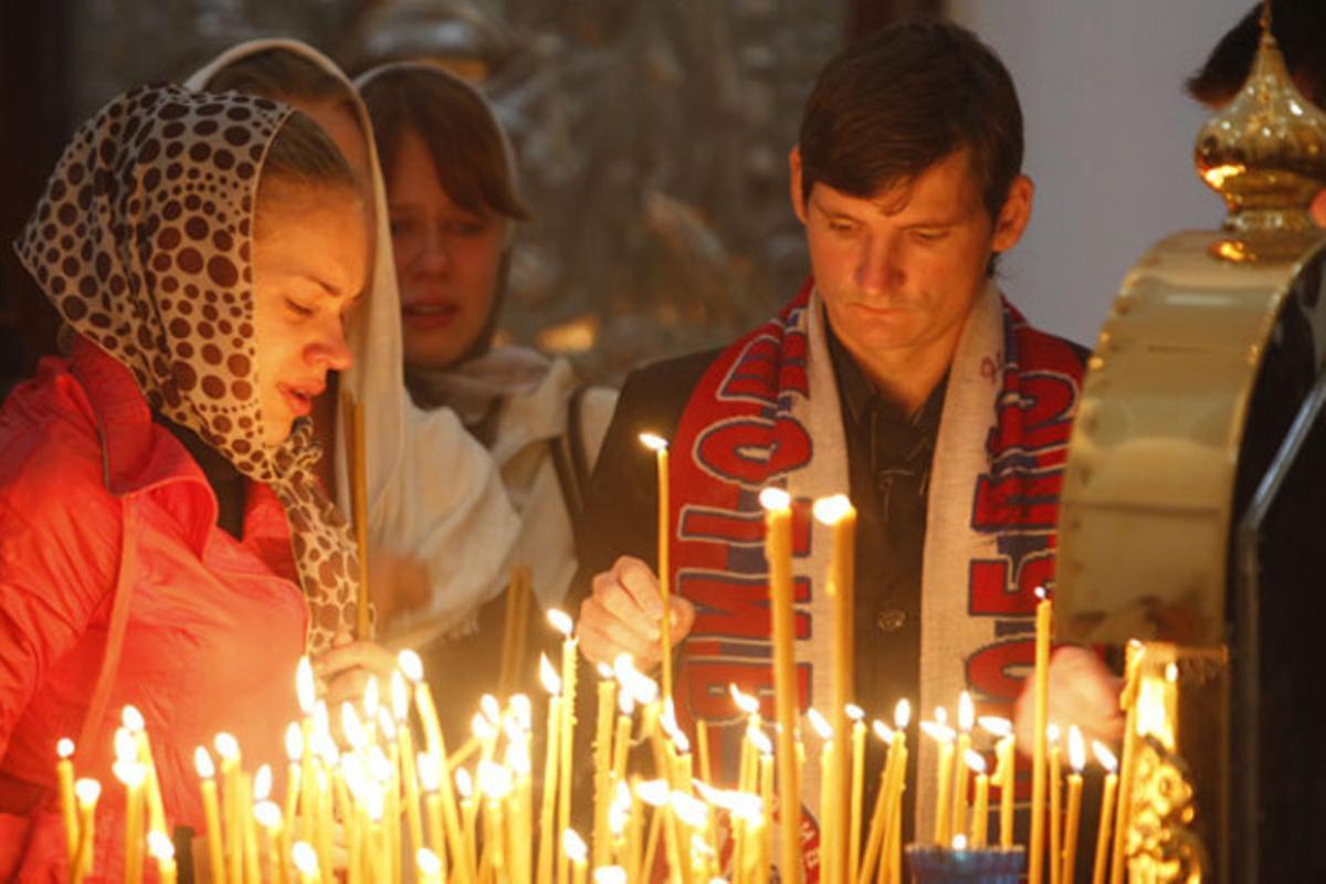 Familiars encenen espelmes en memòria de les víctimes de l’accident d’un avió de passatgers rus a la catedral de Iaroslavl (Russa)