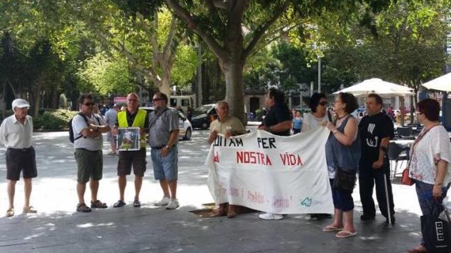 Un grupo de diez yayoflautas protestan, otro jueves más, en Plaza de España, Palma.