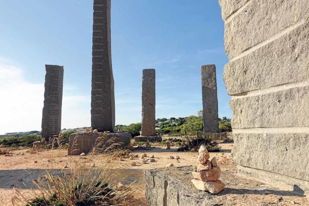 Los monolitos de Cala Llentia y el asombro