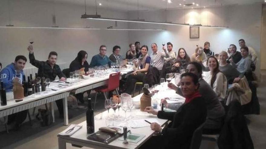 Alumnos de un curso de sumiller catan los vinos de la DO